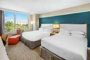 Postel nebo postele na pokoji v ubytování Hilton Miami Dadeland