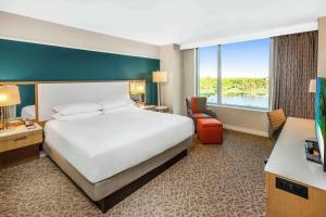 Postel nebo postele na pokoji v ubytování Hilton Miami Dadeland