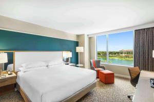 Bazén v ubytování Hilton Miami Dadeland nebo v jeho okolí