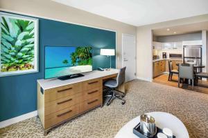 TV a/nebo společenská místnost v ubytování Hilton Miami Dadeland
