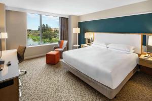 Postel nebo postele na pokoji v ubytování Hilton Miami Dadeland