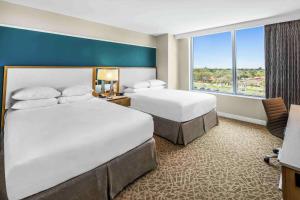 Postel nebo postele na pokoji v ubytování Hilton Miami Dadeland