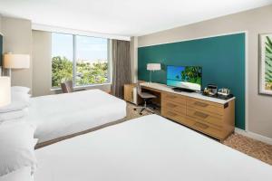 Postel nebo postele na pokoji v ubytování Hilton Miami Dadeland
