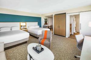 Postel nebo postele na pokoji v ubytování Hilton Miami Dadeland