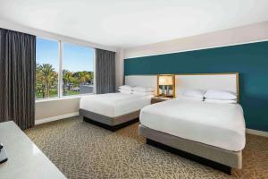 Postel nebo postele na pokoji v ubytování Hilton Miami Dadeland