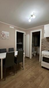 eine Küche und ein Esszimmer mit einem Tisch und Stühlen in der Unterkunft Giadahouse in Vico nel Lazio