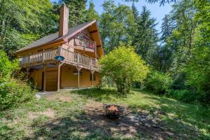 Taman di luar Chez Nous Chalet - Meredith Lodging
