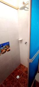 ein Badezimmer mit Dusche mit Glastür in der Unterkunft Apartamento Familiar, cerca al Aeropuerto in Bogotá