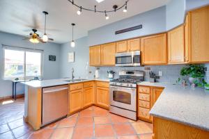 Kitchen o kitchenette sa Luxury Tucson Retreat Patio, Hot Tub and Fireplace