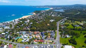 uma vista aérea de uma cidade junto ao oceano em The Quarters, Ascend Hotel Collection em Wamberal