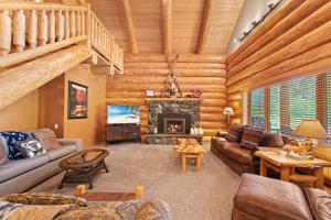 uma sala de estar com mobiliário e uma lareira em Big Jim Mountain Lodge em Leavenworth