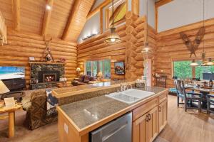 Big Jim Mountain Lodge في ليفنوورث: مطبخ وغرفة معيشة في كابينة خشب