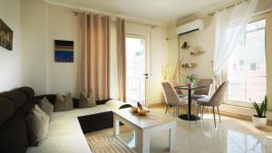 een woonkamer met een bank en een tafel bij Sea view apartement in Durrës