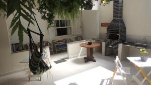 een woonkamer met een tafel en een open haard bij Casa Aconchegante in Maresias
