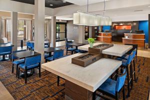 a lobby with tables and chairs and a kitchen at Best Western Spartanburg Northwest in Spartanburg