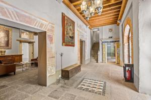 Elle comprend un salon doté d'un plafond en bois et d'une cheminée. dans l'établissement Quinta Real Puebla, à Puebla