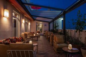 een patio met banken, tafels en stoelen bij Hotel Montera Madrid, Curio Collection By Hilton in Madrid