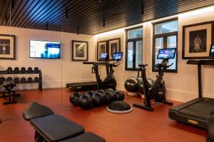 Hotel Montera Madrid, Curio Collection By Hilton的健身中心和/或健身设施