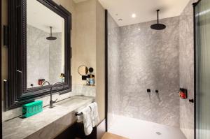 Hotel Montera Madrid, Curio Collection By Hilton的一间浴室