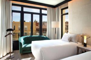 Hotel Montera Madrid, Curio Collection By Hilton客房内的一张或多张床位
