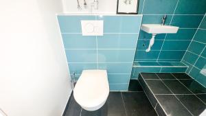 een badkamer met een toilet en een wastafel bij Le Color Spot - Porte de Paris in Pantin