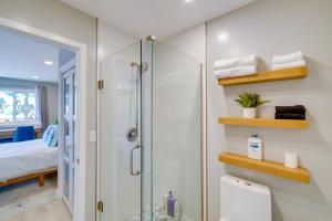 Ένα μπάνιο στο Lovely Lakeport Retreat with Smart TV Walk to Pier! +26 φωτογραφίες