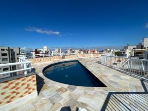 a swimming pool on the roof of a building at FLAT NA RIVIERA COM VISTA MAR A 150m DA PRAIA NO MÓDULO 06 ! SUPER PROMOÇÃO - De 07 a 10 de AGOSTO - somente 530 o dia ! APROVEITE ! in Riviera de São Lourenço