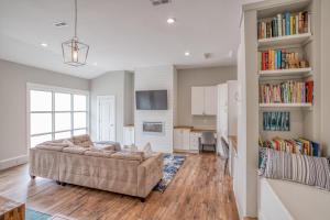 a living room with a couch and a kitchen at Pacific Way Cottage - Meredith Lodging in Gearhart