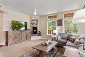 uma sala de estar com um sofá e uma televisão em Apres Ski Chalet em Leavenworth
