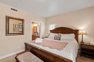 a bedroom with a large bed and a mirror at Apres Ski Chalet in Leavenworth