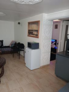 ein Wohnzimmer mit einer Mikrowelle an einer weißen Wand in der Unterkunft Jolie appartement de deux pièces au calme in Épinay-sur-Seine