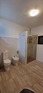 uma casa de banho com um WC e uma cabina de duche. em Casa Vacanze Margherita em Caltagirone
