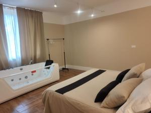 um quarto com uma cama grande e uma banheira em Villa Cresto em Gaglianico