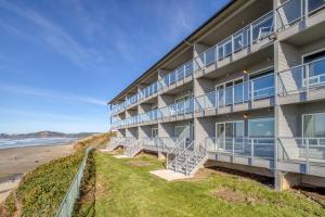 a beachfrontominium building with a pathway to the beach at Nye Beach Searenity in Newport