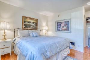 1 dormitorio con 1 cama con edredón azul en Nye Beach Searenity en Newport