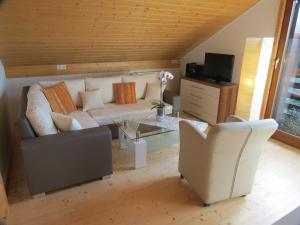 ein Wohnzimmer mit einem Sofa und einem Tisch in der Unterkunft Ferienoase ENGEL in Überlingen