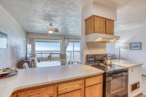 cocina con vistas al océano en Nye Suite, en Newport