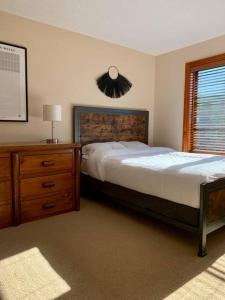 藍山的住宿－Beautiful Cottage at The Blue Mountain，一间卧室设有两张床、一个梳妆台和窗户。