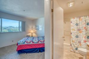 1 dormitorio con cama y ventana en Nye Suite, en Newport