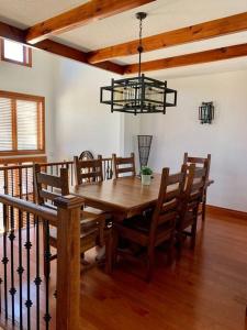 Beautiful Cottage at The Blue Mountain في الجبال الزرقاء: غرفة طعام مع طاولة وكراسي خشبية
