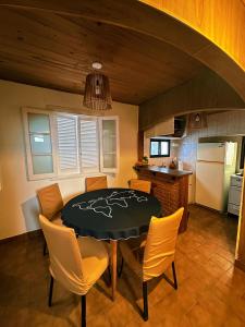 Hilda House Hostel في مار ديل بلاتا: غرفة طعام مع طاولة وكراسي في مطبخ