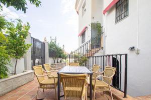 um pátio com uma mesa e cadeiras numa varanda em Amplio apartamento para corta o larga estancia em Cájar