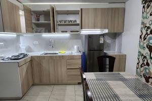 een kleine keuken met een wastafel en een koelkast bij Casa elegante y con terraza in Arequipa