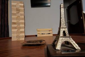 una figura de la torre Eiffel sobre una mesa en Casa elegante y con terraza en Arequipa