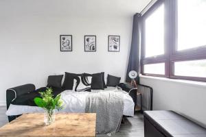 1 dormitorio con cama, mesa y ventana en The Mayfield Apartment, en Londres