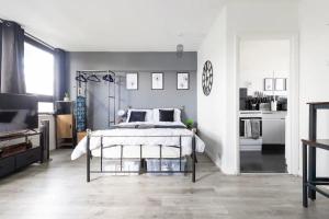 a bedroom with a bed in the middle of a room at The Mayfield Apartment in London