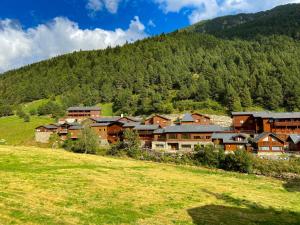 un complejo en las montañas con un campo verde en Modern Blue Studio En Valle De Incles - Parking Gratis, en Canillo