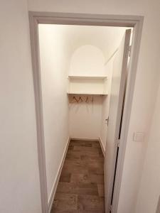 un couloir vide avec une chambre blanche dans l'établissement Studio de la Belle Vue, à Charleville-Mézières