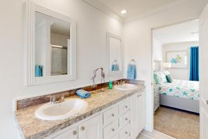 un bagno bianco con due lavandini e un letto di Long Lake House a Okeechobee