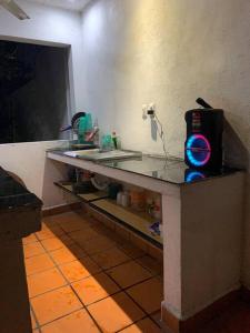eine Arbeitsplatte in einem Zimmer mit Waschbecken in der Unterkunft Beautiful Mountin Cabin/Pool/FirePit/Wifi/Parking in Monterrey